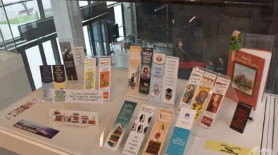 W szklanej gablocie zaprezentowane są różnorodne zakładki do książek o zróżnicowanej kolorystyce i stylistyce, ułożone obok siebie w formie przeglądu prac. Zdjęcie przedstawia fragment wystawy „Pomiędzy stronami” prezentowanej w Mediatece 800-lecia.