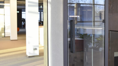 Zdjęcie boksu w przestrzeni Mediateki oraz belka z logotypami