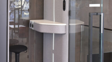 Zdjęcie boksu oraz belka z logotypami