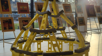 Konstrukcja z klocków w holu Mediateki, w dolnej części zdjęcia widnieją logotypy.