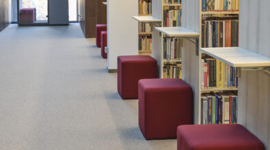 Zdjęcie boksu w przestrzeni Mediateki oraz belka z logotypami