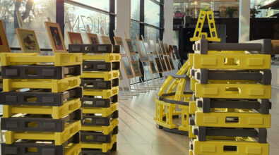 Konstrukcja z klocków w holu Mediateki. W dolnej części zdjęcia widnieją logotypy.