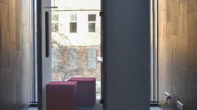 Zdjęcie boksu oraz belka z logotypami