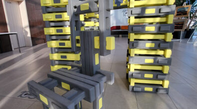 Konstrukcja z klocków w holu Mediateki. w dolnej części zdjęcia widnieją logotypy.