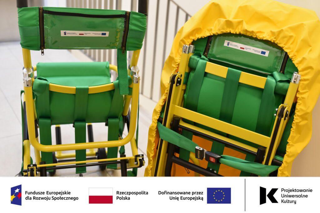 Na zdjęciu krzesła ewakuacyjne oraz logotypy.