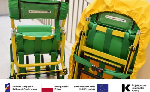 Na zdjęciu krzesła ewakuacyjne oraz logotypy.