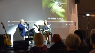 Dwie osoby rozmawiają na scenie przed publicznością.