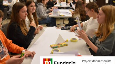 Uczestnicy pracują zespołowo przy stołach, korzystając z papieru, kleju i kredek. Na dole logotyp Fundacji mBanku.