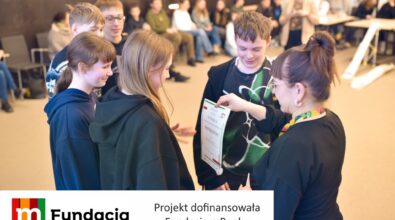 Uczniowie odbierają dyplom za III miejsce w konkursie 