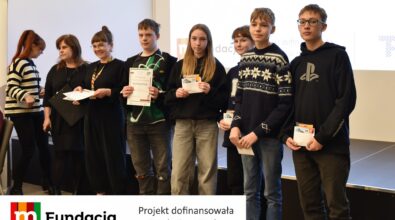 Młodzi uczestnicy odbierają dyplomy i nagrody. Na dole logotyp Fundacji mBanku.