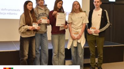 Pięciu młodych laureatów pozuje z dyplomami i kopertami. Na dole logotyp Fundacji mBanku.