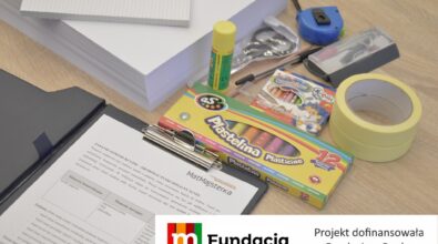 Zestaw materiałów edukacyjnych obejmuje plastelinę, kredki, taśmę, papier i przybory do pisania. Na dole logotyp Fundacji mBanku.