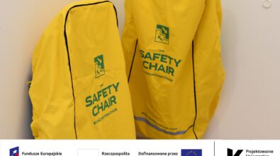 Na zdjęciu krzesła ewakuacyjne w pokrowcach oraz logotypy.