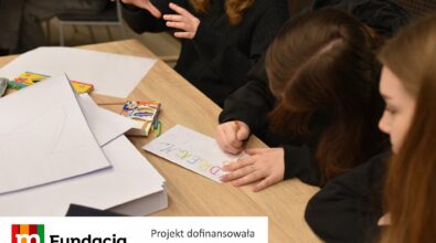 Uczestnicy tworzą prace plastyczne, a jedna z nich zawiera hasło „DREAM”. Na dole logotyp Fundacji mBanku.