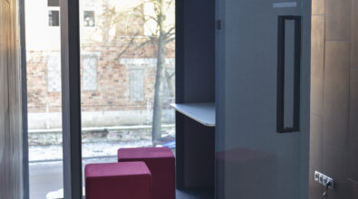 Zdjęcie boksu oraz belka z logotypami