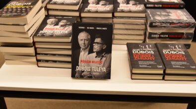 Stos książek wyeksponowanych na stole.