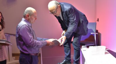 Gość spotkania rozmawia z uczestnikami i podpisuje książkę