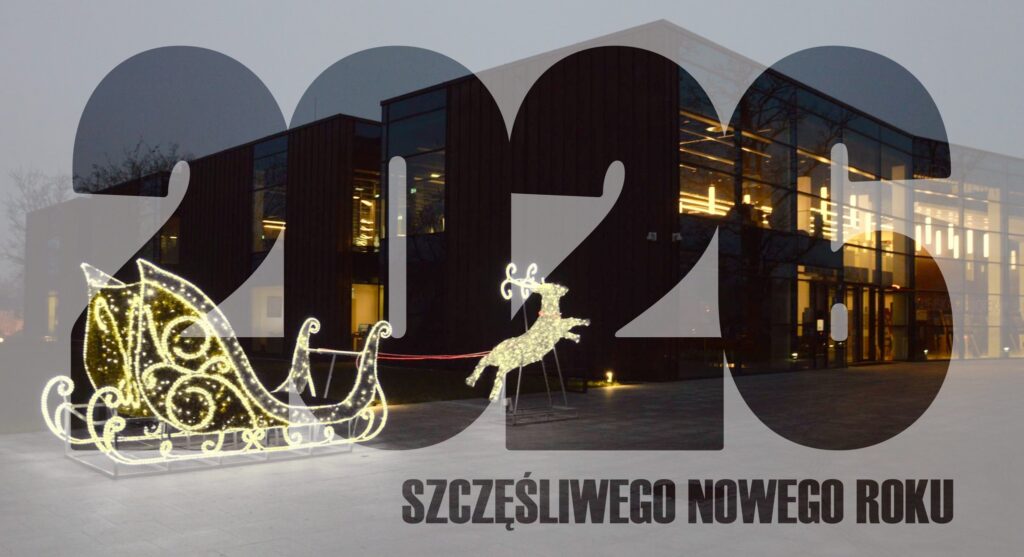 Na zdjęciu napis Szczęśliwego Nowego Roku 2026 z budynkiem Mediateki oraz podświetlonymi saniami z reniferem w tle