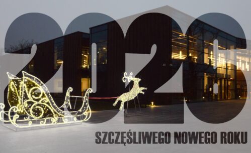 Na zdjęciu napis Szczęśliwego Nowego Roku 2026 z budynkiem Mediateki oraz podświetlonymi saniami z reniferem w tle