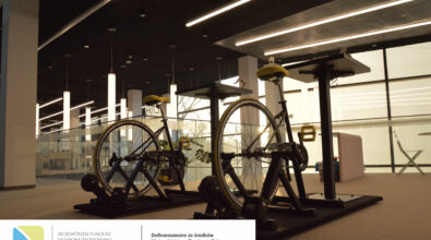 Zdjęcie rowerów biurowych do wytwarzania energię do ładowania urządzeń. Na dole zdjęcia logotypy.