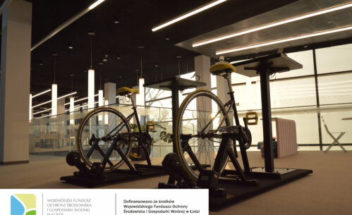 Zdjęcie rowerów biurowych do wytwarzania energię do ładowania urządzeń. Na dole zdjęcia logotypy.