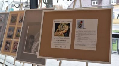 Na sztalugach ustawione są plansze z pracami artystycznymi oraz opisami towarzyszącymi wystawie „Kobiecość zdobna i wystrojona”. Zdjęcie przedstawia fragment ekspozycji prezentowanej w Miejskiej Bibliotece Publicznej, ukazującej twórczość piotrkowskiej artystki Agnieszki Illinicz-Kiełkiewicz.