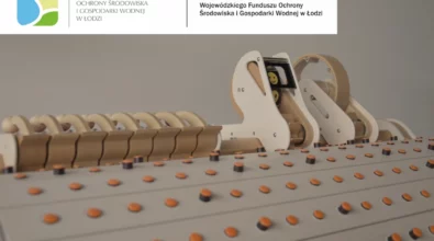 Na zdjęciu widoczny jest detal interaktywnej instalacji dźwiękowej Musicon Care+ w Mediatece 800-lecia, złożonej z drewnianych elementów konstrukcyjnych, rolek oraz panelu z licznymi przyciskami. W górnej części kadru znajduje się informacja o dofinansowaniu ze środków Wojewódzkiego Funduszu Ochrony Środowiska i Gospodarki Wodnej w Łodzi.