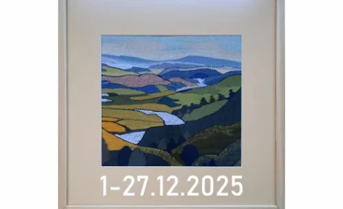 Plakat wystawy „Nicią malowane”. Na białym tle widoczny jest centralnie obraz tkany w jasnej ramie, przedstawiający pejzaż z pagórkami, polami i rzeką w odcieniach zieleni, błękitu i żółci. U góry znajduje się informacja, że jest to wystawa obrazów tkanych wykonanych przez uczestników warsztatów tkackich w MOK w Piotrkowie Trybunalskim oraz GOK w Kleszczowie, pod opieką artystyczną Józefa Jakubczyka. Tytuł wystawy zapisany jest odręcznym, niebieskim pismem. Na obrazie umieszczono datę trwania wystawy 1–27.12.2025.