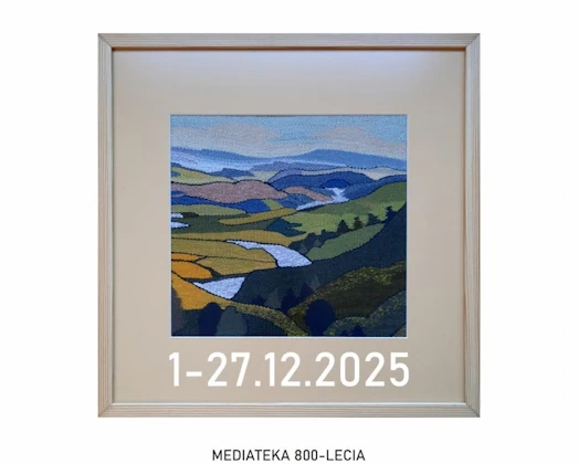 Plakat wystawy „Nicią malowane”. Na białym tle widoczny jest centralnie obraz tkany w jasnej ramie, przedstawiający pejzaż z pagórkami, polami i rzeką w odcieniach zieleni, błękitu i żółci. U góry znajduje się informacja, że jest to wystawa obrazów tkanych wykonanych przez uczestników warsztatów tkackich w MOK w Piotrkowie Trybunalskim oraz GOK w Kleszczowie, pod opieką artystyczną Józefa Jakubczyka. Tytuł wystawy zapisany jest odręcznym, niebieskim pismem. Na obrazie umieszczono datę trwania wystawy 1–27.12.2025.