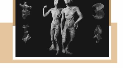 Na plakacie promującym wystawę rzeźby widnieje tytuł „Sztafaż” oraz nazwisko autora: Ryszard Henryk Chojnacki. Centralną część grafiki zajmuje czarno-biała fotografia dwóch stylizowanych, ludzkich postaci rzeźbiarskich na czarnym tle, ujętych w dynamicznej pozie, otoczonych mniejszymi abstrakcyjnymi formami. Poniżej umieszczono informacje o wernisażu: 10 stycznia 2026 roku o godzinie 16:00 w Mediatece 800-lecia w Piotrkowie Trybunalskim, a także daty trwania wystawy: od 5 stycznia do 25 lutego 2026 roku.