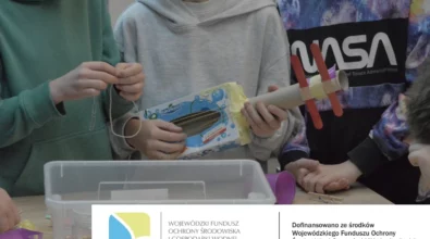 Grupa dzieci pracuje przy stole warsztatowym, konstruując prosty model z materiałów z recyklingu, m.in. tekturowej tuby, kartonu i patyczków. Na dole grafiki widoczne są logotypy oraz informacja o dofinansowaniu zadania ze środków Wojewódzkiego Funduszu Ochrony Środowiska i Gospodarki Wodnej w Łodzi.