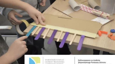 Dzieci podczas warsztatów wykonują pracę plastyczno-techniczną z materiałów z recyklingu, przyklejając kolorowe patyczki do kartonowej podstawy za pomocą taśmy. Na dole zdjęcia widoczne są logotypy oraz informacja o dofinansowaniu zadania ze środków Wojewódzkiego Funduszu Ochrony Środowiska i Gospodarki Wodnej w Łodzi.