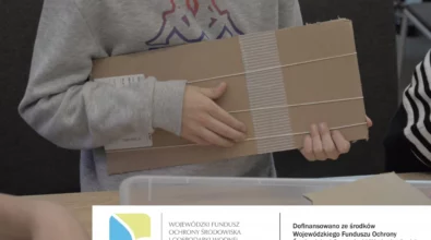 Dziecko trzyma w dłoniach prostokątną tekturową ramkę z naciągniętymi gumkami, przygotowaną do pracy warsztatowej. Na dole grafiki widoczne są logotypy oraz informacja o dofinansowaniu zadania „EkoTEKA” ze środków Wojewódzkiego Funduszu Ochrony Środowiska i Gospodarki Wodnej w Łodzi.