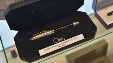 W gablocie wystawowej znajduje się pióro wieczne umieszczone w eleganckim etui, opatrzone opisem informacyjnym. Zdjęcie przedstawia fragment wystawy „Historia i teraźniejszość Polski – piórem wiecznym pokazana” prezentowanej w Miejskiej Bibliotece Publicznej im. Adama Próchnika.