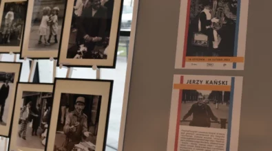 Na planszach ekspozycyjnych umieszczone są czarno-białe fotografie przedstawiające ludzi w codziennych sytuacjach, uzupełnione opisami i podpisami autorskimi. Zdjęcie ukazuje fragment wystawy „Londyńczycy” autorstwa Jerzego Kańskiego prezentowanej w przestrzeni Miejskiej Biblioteki Publicznej.