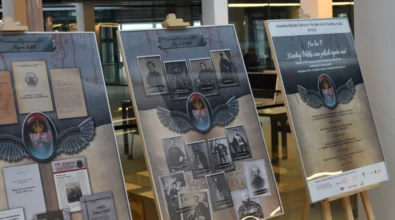 Na sztalugach ustawione są plansze ekspozycyjne z materiałami historycznymi, fotografiami archiwalnymi i opisami dotyczącymi wydarzeń z okresu Powstania Styczniowego. Zdjęcie przedstawia fragment wystawy „Hu Ha!!! Niechaj Polska zna jakich synów ma. Wystawa w 160. rocznicę wybuchu Powstania Styczniowego” prezentowanej w Miejskiej Bibliotece Publicznej im. Adama Próchnika.