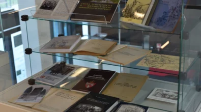 W szklanej gablocie wystawowej zaprezentowane są książki, broszury i materiały archiwalne związane z historią i tematyką Powstania Styczniowego, ułożone na kilku poziomach. Zdjęcie przedstawia fragment wystawy historycznej prezentowanej w Miejskiej Bibliotece Publicznej im. Adama Próchnika.