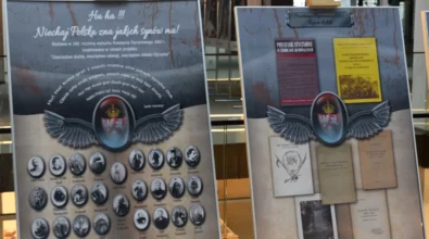 Na sztalugach ustawione są plansze ekspozycyjne z materiałami historycznymi, portretami uczestników wydarzeń oraz kopiami dokumentów z XIX wieku. Zdjęcie przedstawia fragment wystawy poświęconej Powstaniu Styczniowemu, prezentowanej w przestrzeni Miejskiej Biblioteki Publicznej im. Adama Próchnika.
