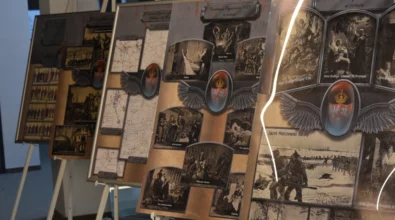 Na sztalugach ustawione są plansze ekspozycyjne z fotografiami archiwalnymi, reprodukcjami dokumentów i opisami wydarzeń historycznych. Zdjęcie przedstawia fragment wystawy poświęconej Powstaniu Styczniowemu prezentowanej w przestrzeni Miejskiej Biblioteki Publicznej im. Adama Próchnika.