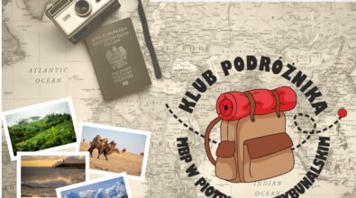 Grafika promująca Klub Podróżnika MBP w Piotrkowie Trybunalskim. Na tle starej, beżowej mapy świata widoczny jest aparat fotograficzny w stylu retro, polski paszport oraz ilustracja plecaka turystycznego z czerwonym śpiworem. Wokół plecaka umieszczono napis „Klub Podróżnika MBP w Piotrkowie Trybunalskim”. W dolnej części grafiki znajdują się zdjęcia przedstawiające różne krajobrazy i motywy podróżnicze: zielone tarasy uprawne, karawanę wielbłądów na pustyni, morskie wybrzeże oraz ośnieżone góry. W górnej części widoczne są logotypy Miasta Piotrkowa Trybunalskiego, Biblioteki w Piotrkowie Trybunalskim oraz Mediateki.