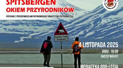 Na grafice promocyjnej widać dwóch turystów stojących tyłem na tle surowego, górskiego krajobrazu Spitsbergenu z ośnieżonymi zboczami i doliną. Pomiędzy nimi znajduje się znak ostrzegawczy z sylwetką niedźwiedzia polarnego i napisem „Gjelder hele Svalbard”. Na górze plakatu umieszczono tytuł wydarzenia „Spitsbergen okiem przyrodników” oraz informację o spotkaniu z przedstawicielami Piotrkowskiego Towarzystwa Przyrodniczego. Po prawej stronie widnieje data 4 listopada 2025, godzina 18:00 oraz informacja o wstępie wolnym. Na dole grafiki znajdują się logotypy miasta Piotrkowa Trybunalskiego, Miejskiej Biblioteki Publicznej i Mediateki 800-lecia oraz informacja o miejscu wydarzenia – Mediateka 800-lecia w Piotrkowie Trybunalskim.