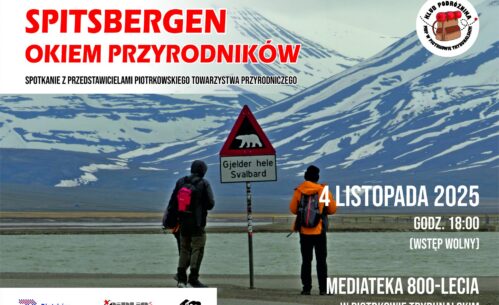 Na grafice promocyjnej widać dwóch turystów stojących tyłem na tle surowego, górskiego krajobrazu Spitsbergenu z ośnieżonymi zboczami i doliną. Pomiędzy nimi znajduje się znak ostrzegawczy z sylwetką niedźwiedzia polarnego i napisem „Gjelder hele Svalbard”. Na górze plakatu umieszczono tytuł wydarzenia „Spitsbergen okiem przyrodników” oraz informację o spotkaniu z przedstawicielami Piotrkowskiego Towarzystwa Przyrodniczego. Po prawej stronie widnieje data 4 listopada 2025, godzina 18:00 oraz informacja o wstępie wolnym. Na dole grafiki znajdują się logotypy miasta Piotrkowa Trybunalskiego, Miejskiej Biblioteki Publicznej i Mediateki 800-lecia oraz informacja o miejscu wydarzenia – Mediateka 800-lecia w Piotrkowie Trybunalskim.
