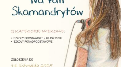 Plakat informujący o XVII edycji Powiatowego Turnieju Recytatorskiego pod hasłem „Na fali Skamandrytów”. Po prawej stronie znajduje się rysunkowa ilustracja przedstawiająca młodą osobę stojącą tyłem przy mikrofonie na statywie, ubraną w jasną koszulkę i spodnie, wykonaną w pastelowej, szkicowej stylistyce. Po lewej stronie plakatu umieszczono informacje tekstowe dotyczące wydarzenia. Wskazano dwie kategorie wiekowe: szkoły podstawowe klasy VI–VIII oraz szkoły ponadpodstawowe. Podano termin zgłoszeń do 14 listopada 2025 roku w Mediatece 800-lecia oraz datę przesłuchań i podsumowania turnieju zaplanowanych na 2 grudnia 2025 roku. Na dole plakatu znajduje się informacja o szczegółach dostępnych na stronie internetowej biblioteki. W górnej części widoczne są logotypy Powiatu Piotrkowskiego, Biblioteki w Piotrkowie Trybunalskim, Piotrkowa Trybunalskiego oraz Mediateki 800-lecia.