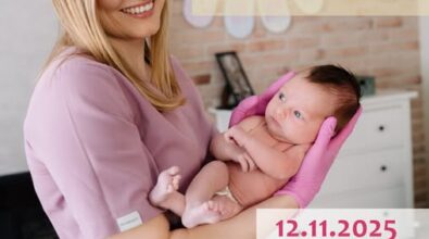 Plakat informujący o spotkaniu z cyklu „Świadome rodzicielstwo”. Na zdjęciu widoczna jest uśmiechnięta kobieta w jasnoróżowym stroju medycznym i rękawiczkach, trzymająca na rękach noworodka. Kobieta patrzy w stronę obiektywu, a dziecko spoczywa spokojnie w jej ramionach. W tle znajduje się jasne, przyjazne wnętrze. Na grafice umieszczono informacje tekstowe: spotkanie z położną Aleksandrą Krzysztofik, data 12 listopada 2025 roku, godzina 17:00–19:00, miejsce Mediateka 800-lecia w Piotrkowie Trybunalskim oraz informację o zapisach pod numerem telefonu 502 419 334. W dolnej części plakatu widoczne są logotypy Miasta Piotrkowa Trybunalskiego, Biblioteki w Piotrkowie Trybunalskim oraz Mediateki 800-lecia.