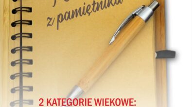 Plakat informujący o konkursie literackim pod tytułem „Kartka z pamiętnika”. W centralnej części widoczny jest otwarty notes z żółtawymi kartkami i spiralnym grzbietem, na którym leży drewniany długopis ze srebrnymi elementami. Na kartce zapisany jest tytuł konkursu stylizowanym pismem odręcznym. U góry plakatu znajduje się czerwony napis „Konkurs literacki” oraz logotypy Powiatu Piotrkowskiego, Biblioteki w Piotrkowie Trybunalskim, Piotrkowa Trybunalskiego oraz Mediateki 800-lecia. W dolnej części plakatu podano informacje organizacyjne: dwie kategorie wiekowe – szkoła podstawowa klasy VII–VIII oraz szkoła średnia, termin składania prac do 14 listopada 2025 roku w Mediatece 800-lecia oraz informację o wręczeniu nagród zaplanowanym na 2 grudnia 2025 roku.