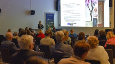 Publiczność słucha prezentacji.