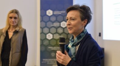 Dyrektor MBP przemawia do mikrofonu.