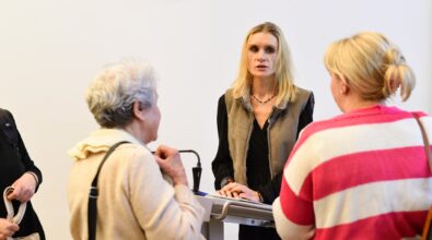 Prowadząca spotkanie rozmawia ze słuchaczkami.