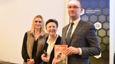 Trzy osoby pozują do zdjęcia: dyrektor MBP, prowadzącą spotkanie i radny Rady Miasta.