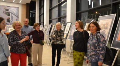 Zdjęcie uczestników wernisażu.